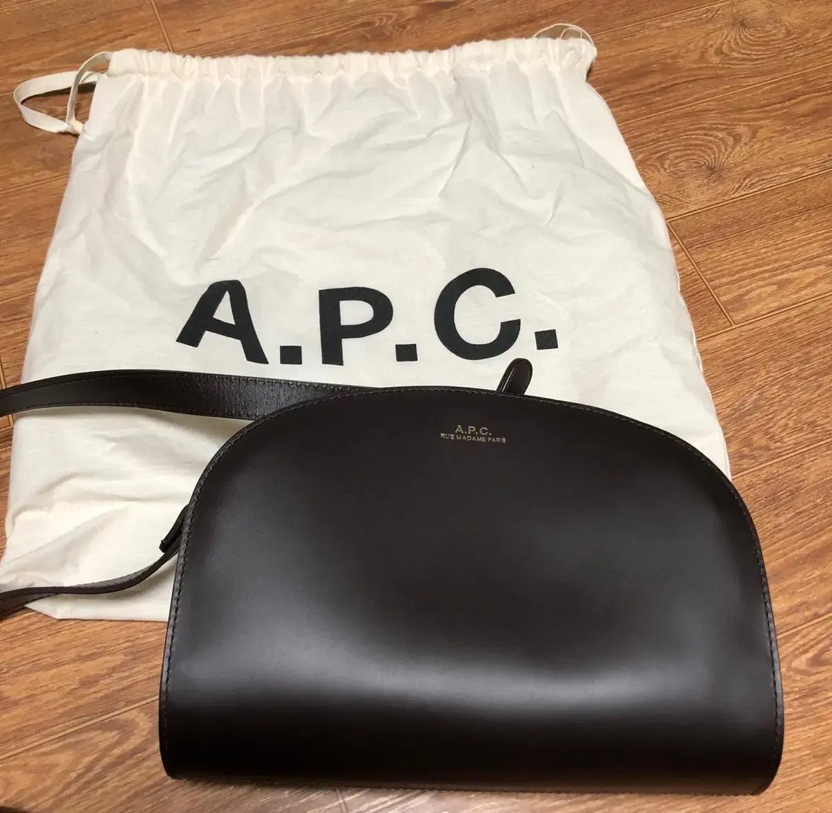 A.P.C 아페쎄 하프문 백 판매합니다.